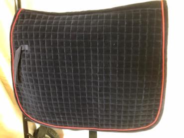 HKM Samt-Schabracke kleingesteppt dunkelblau mit roter Einfassung Dressur