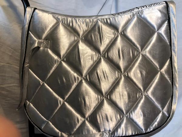 HKM Schabracke Cavalino Marino Glanz Silber Vielseitigkeit