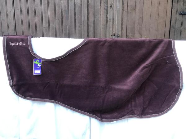 Equitheme Ausreitdecke Fleece mit Teddyfutter dunkelbraun 135 cm