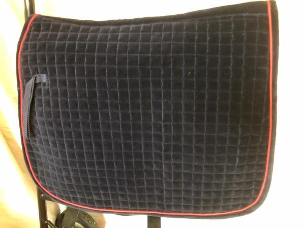 HKM Samt-Schabracke kleingesteppt dunkelblau mit roter Einfassung Dressur