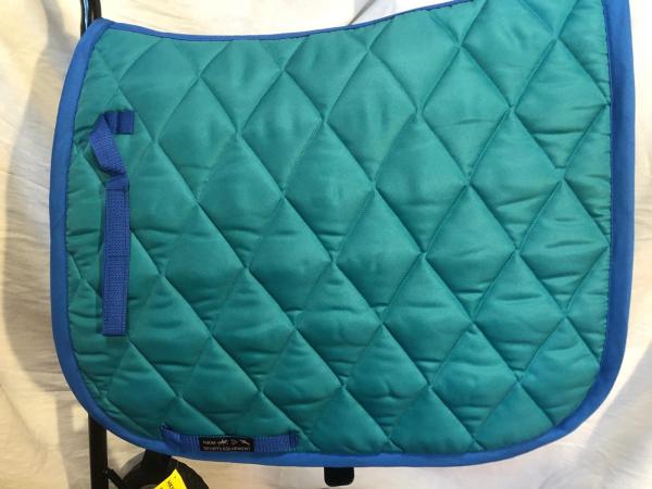HKM Schabracke grün mit blauer Umrandung Dressur